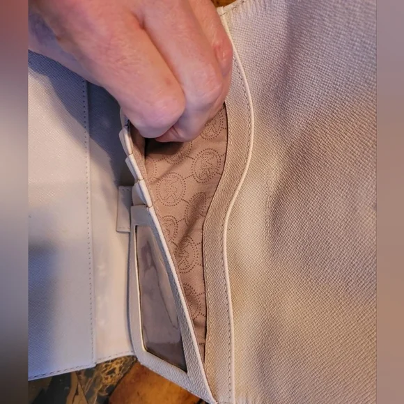 MICHAEL KORS LONG WALLET - Picture 7 of 14